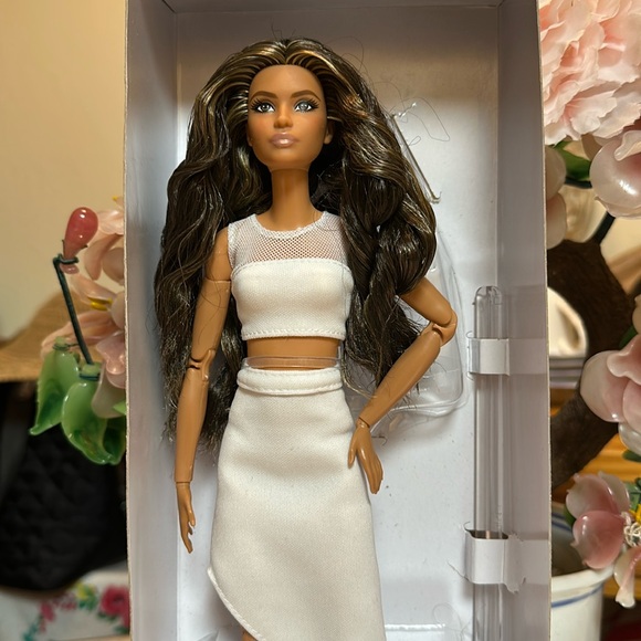 Barbie Signature Looks Doll #1 Lina. Made To Move. Brand New! - Picture 1 of 16